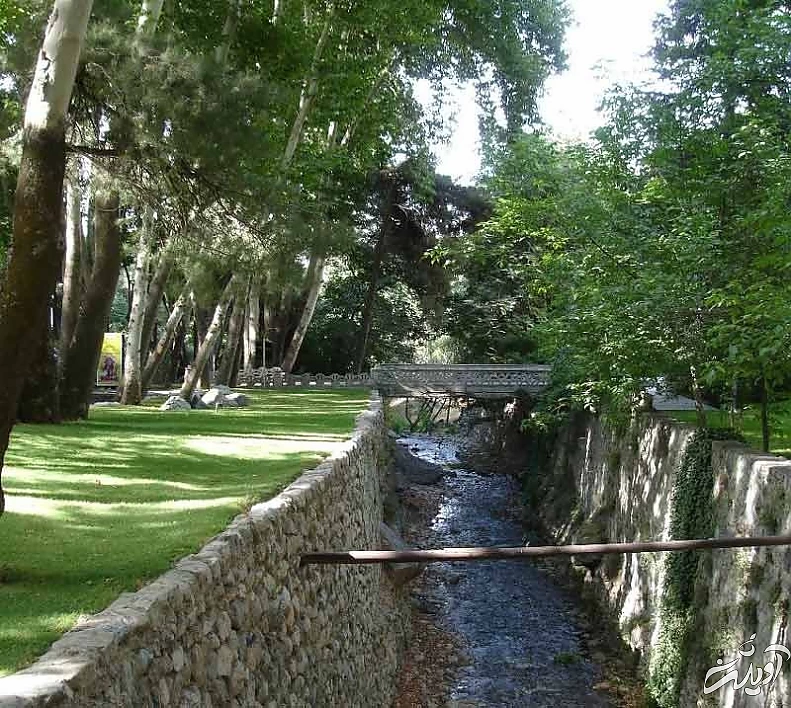 رودخانه دربند در باغ سعد آباد در میان درختان سرسبز